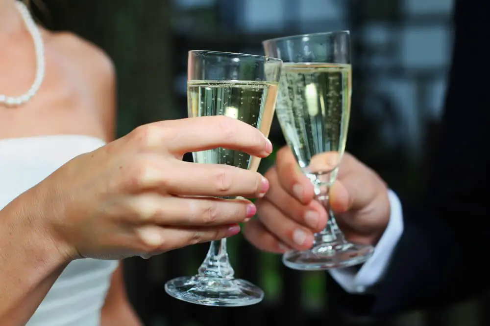 how-to-make-a-toast-at-a-wedding-weddingprotips